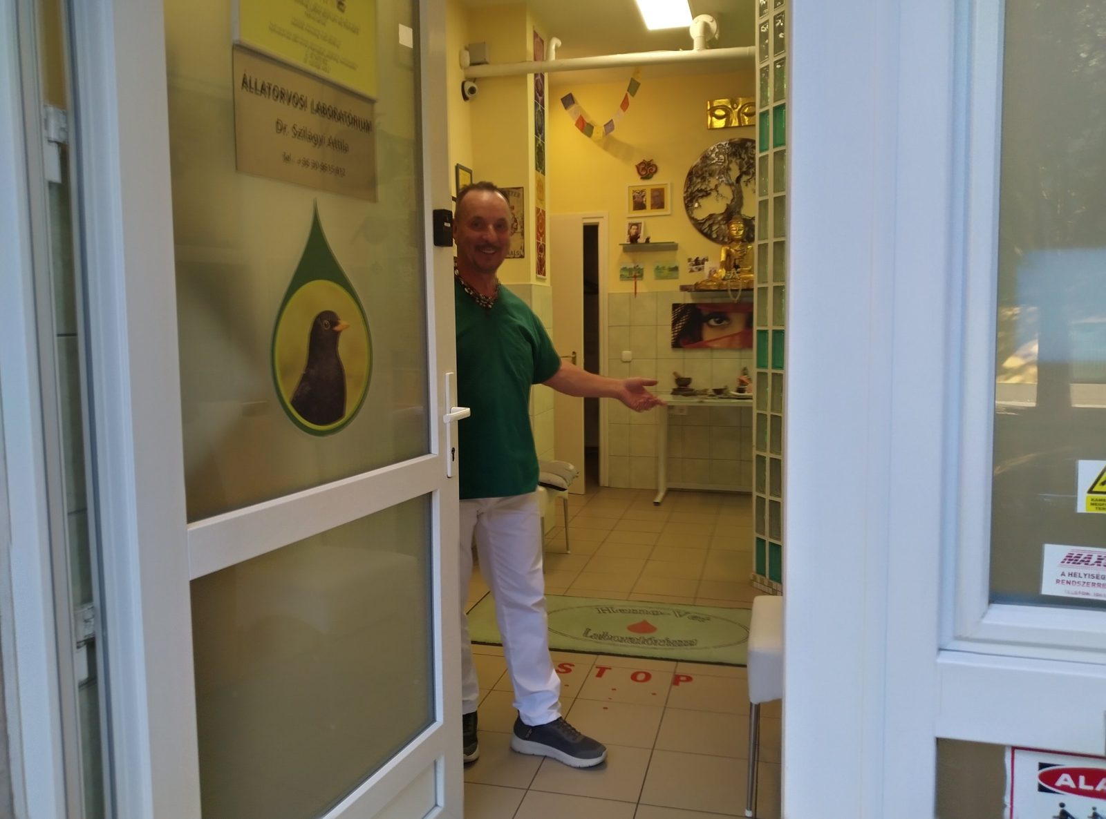 Dr. Szilágyi Attila a rendelő bejáratánál